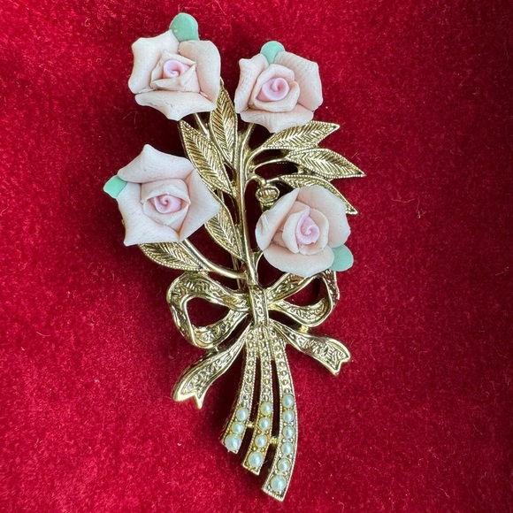 Jewelry - 1928 Vintage Bouquet Brooch Pin
Porcelain Roses